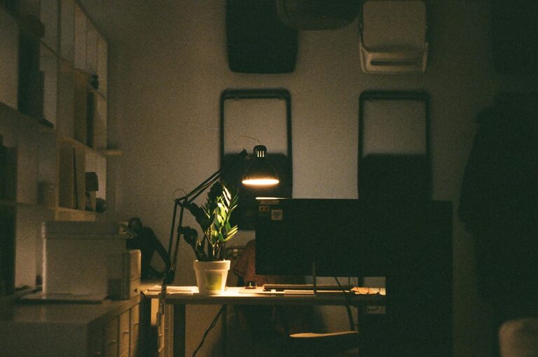 Simple Ways to Personalize Your Workspace for Comfort and Productivity